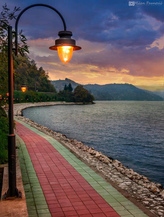 Apartman Julija Donji Milanovac Bagian luar foto