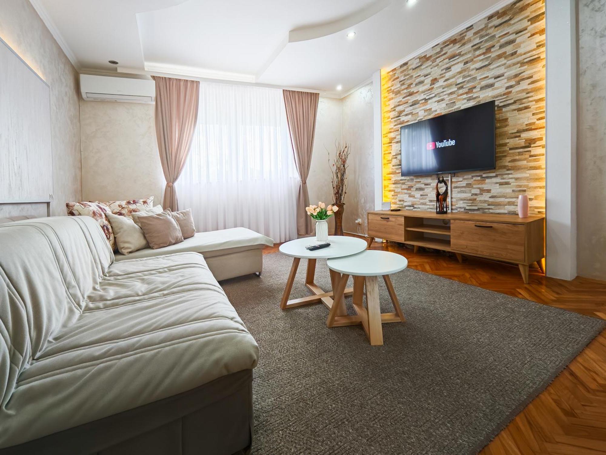 Apartman Julija Donji Milanovac Bagian luar foto